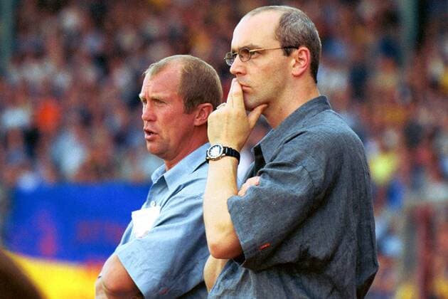 Trainer Reinhold Fanz (li.) und Teammanager Dirk Holdorf (beide Braunschweig) betrachten kritisch das Spielgeschehen Fußball Herren Regionalliga Nord, Saison 2000 2001, 3. Liga, Eintracht Braunschweig Gruppe Städtisches Stadion an der Hamburger Straße Braunschweig Nachdenklichkeit, Skepsis,