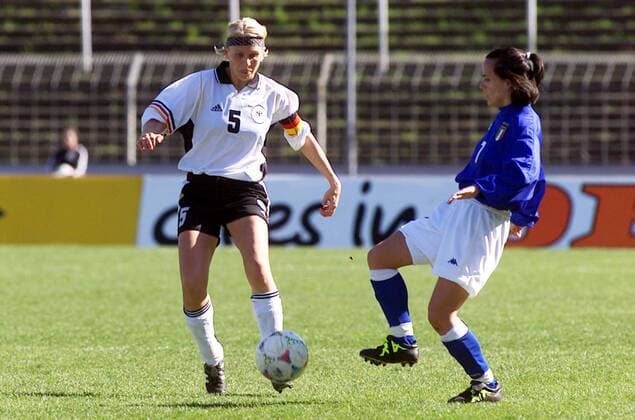 Kapitän Doris Fitschen (Deutschland, li.) am Ball gegen Tatiana Zorri (Italien) Fußball Länderspiel Damen EM-Qualifikation 2000, Nationalmannschaft, Nationalteam, Nationaltrikot, Deutschland - Italien 3:0 Gruppe Waldstadion Frankfurt M. Dynamik,