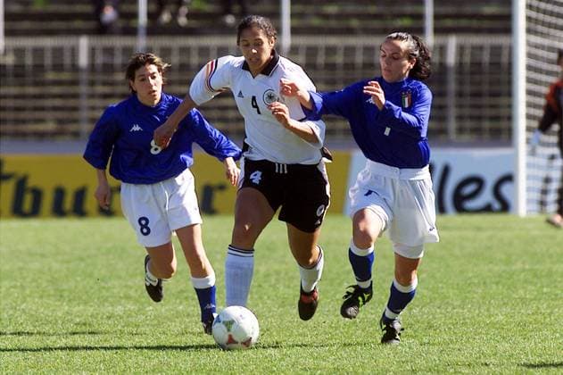 Steffi Jones (Deutschland) setzt sich am Ball gegen Tatiana Zorri (re.) und Margherita Masia (li., beide Italien) durch Fußball Länderspiel Damen EM-Qualifikation 2000, Nationalmannschaft, Nationalteam, Nationaltrikot, Deutschland - Italien 3:0 Gruppe Waldstadion Frankfurt M. Dynamik,