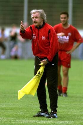 Fußball, Trainerhistorie, Kickers Offenbach Trainer Dragoslav Stepanovic (OFC) gibt Anweisungen Fußball Herren Saison 2000 2001: Regionalliga Süd, Sommerpause, Saisonvorbereitung, Offenbacher Kickers Einzelbild Trainerwechsel Offenbach Spannung, Ungeduld,