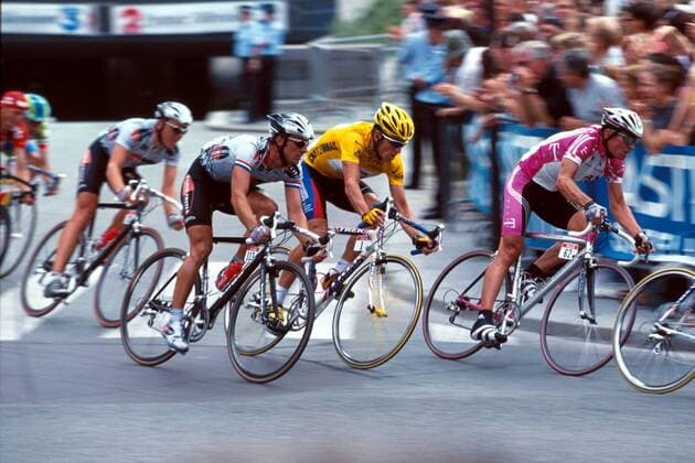 Lance Armstrong (USA US Postal Service) rast zwischen Udo Bölts (re., Deutschland Team Telekom) und Servais Knaven (Niederlande Farm Frites) um die Kurve Radsport Herren Tour de France 2000, Straßenradsport, Radrennsport, Straßenradrennsport, Radrennen, Straßenrennen Einzelbild Profi, Profis, Radprofi, Radprofis Paris Dynamik,