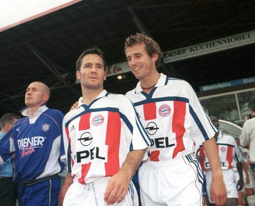 Mehmet Scholl (re.) und Michael Wiesinger (beide Bayern) beim Einmarsch Fußball Herren Saison 2000 2001, FC Bayern München, Saisonvorbereitung, Sommerpause, Testspiel, Test Gruppe Erzgebirgsstadion Aue Harmonie Kameradschaft
