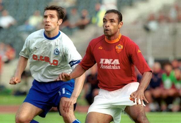 Michael Preetz (Hertha) und Emerson (Rom, re.) konzentriert Fußball Herren Saison 2000 2001: Test, Testspiel, Saisonvorbereitung, Hertha BSC Berlin - AS Roma (Italien) 0:0 Gruppe Olympiastadion Berlin Konzentration,