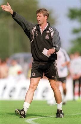 Bundestrainer Michael Skibbe (Deutschland) gibt unzufrieden Anweisungen Fußball Länderspiel Herren Freundschaftsspiel 2000, Nationalmannschaft, Nationalteam, Training, Nationalmannschaftstraining Einzelbild Barsinghausen Ungeduld, Spannung,