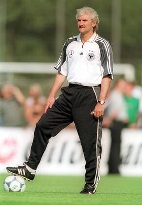 DFB-Teamchef Rudi Völler (Deutschland) auf dem Trainingsplatz Fußball Länderspiel Herren Freundschaftsspiel 2000, Nationalmannschaft, Nationalteam, Training, Nationalmannschaftstraining Einzelbild Barsinghausen Nachdenklichkeit,