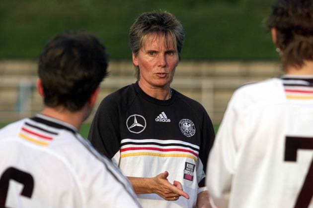DFB-Trainerin Tina Theune-Meyer (Deutschland) gibt Trainingsanweisungen Fußball Damen Frauennationalmannschaft 2000, Frauen, Frauenfußball, Nationalmannschaftstraining, Gruppe Nationalteam