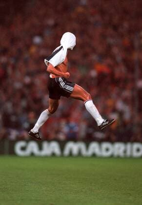 Mehmet Scholl (Deutschland) schwebt nach seinem Führungstreffer vermummt durch die Lüfte Fußball Länderspiel Herren Freundschaftsspiel 2000, Nationalmannschaft, Nationalteam, Nationaltrikot Einzelbild Niedersachsenstadion Hannover Dynamik, Höhe Freude, Begeisterung,