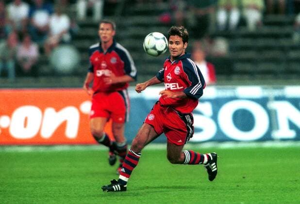 Michael Wiesinger (Bayern) am Ball Fußball 1. BL Herren Saison 2000 2001, FC Bayern München Einzelbild Olympiastadion München Dynamik