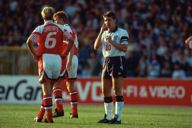 Gary Lineker (England, re.) zeigt Kim Christofte (Dänemark) einen Vogel Fußball EM Herren Europameisterschaft 1992, Länderspiel, Gruppenspiel, Gruppe 1, Nationalmannschaft, Nationalteam Gruppe Malmö Stadion Malmö Spannung