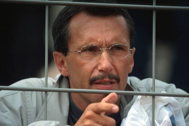 Gerd Osenberg, Trainer von Amewu Mensah (OSC Berlin Deutschland) hinter Gittern Leichtathletik LM Damen Deutsche Meisterschaft 2000, DM, Landesmeisterschaft, Hoch, Hochsprung Einzelbild Stadion an der Hamburger Straße Braunschweig