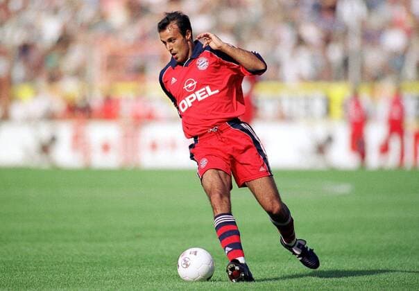 Antonio di Salvo (Bayern) am Ball Fußball 1. BL Herren Saison 2000 2001, FC Bayern München Einzelbild Ruhrstadion Bochum Dynamik,