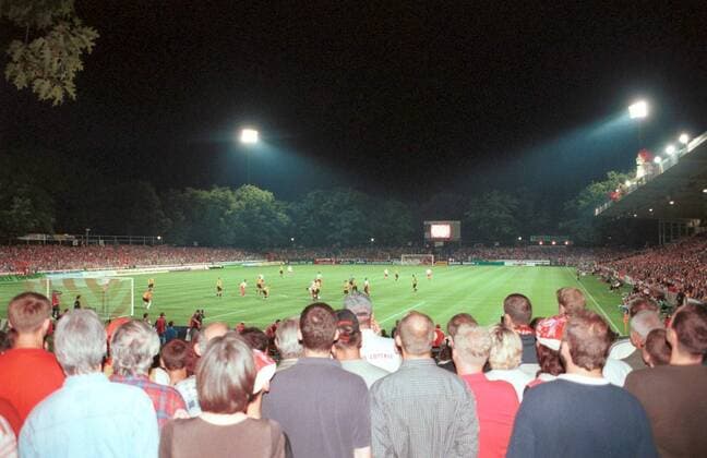 Stadion der Freundschaft erstrahlt ausverkauft im Flutlicht Fußball 1. BL Herren Saison 2000 2001, FC Energie Cottbus - Borussia Dortmund 1:4 Totale Stadion der Freundschaft Cottbus Weite,