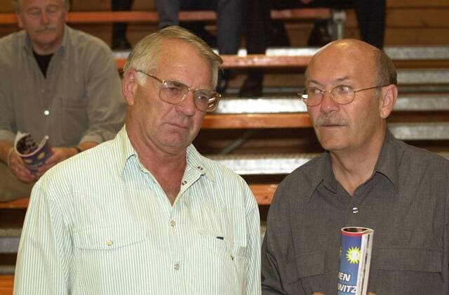 Geschäftsführer Manfred Werner (Flensburg) im Gespräch mit Bundesliga-Obmann Reinhard Drake (Nettelstedt) Handball 1. BL Herren Saison 2000 2001, TuS Nettelstedt - SG Flensburg-Handewitt 26:32 Gruppe Kreissporthalle Lübbecke Lübbecke