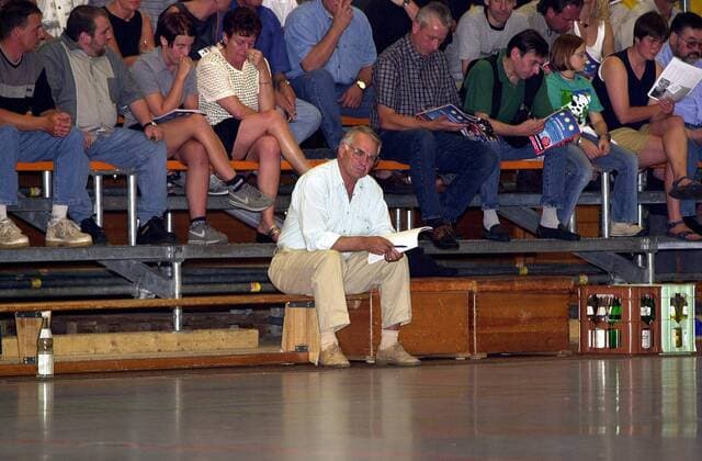 Manager Manfred Werner (Flensburg Handewitt) auf der Bank Handball 1. BL Herren Saison 2000 2001, SG Flensburg-Handewitt Totale Kreissporthalle Lübbecke