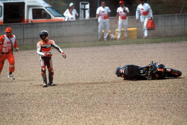 Alex Crivillé (Spanien Repsol YPF Honda) ist im Kiesbett gelandet Motorsport WM Herren Weltmeisterschaft 2000, Motorrad, Motorradrennen, Motorradrennsport, Motorradsport Totale Mugello