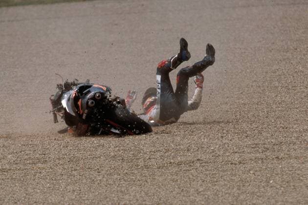 Alex Crivillé (Spanien Repsol YPF Honda) kugelt sich im Kiesbett (Serie 6 7) Motorsport WM Herren Weltmeisterschaft 2000, Motorrad, Motorradrennen, Motorradrennsport, Motorradsport Einzelbild Mugello Dynamik,