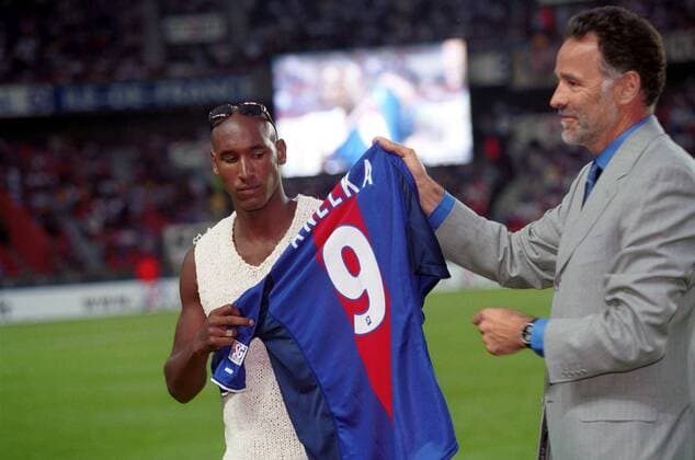 Nicolas Anelka (li.) nimmt von Vizepräsident Laurent Perpere (beide PSG) sein neues Trikot mit der Rückennummer 9 in Empfang Fußball Herren Saison 2000 2001, 1. Division, Französische Liga, St., SG, FC Paris Saint Germain Gruppe Prinzenparkstadion Paris  