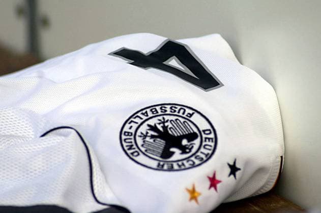 Das Nationaltrikot der Nr. 4 der U18-Junioren von F. Thorwart Fußball Länderspiel Herren Nationalmannschaft 2000, Nationalteam, Junior, U 18 Einzelbild Heidewaldstadion Gütersloh