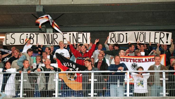 Deutsche Fans feiern den DFB-Teamchef: Es gibt nur einen Rudi Völler! Fußball Länderspiel Herren WM-Qualifikation 2000, Weltmeisterschaftsqualifikation, Nationalmannschaft, Nationalteam Totale Volksparkstadion Hamburg