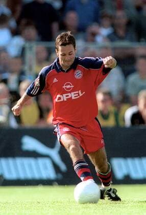 Michael Wiesinger (Bayern) am Ball Fußball 1. BL Herren DFB-Pokal 2000 2001, FC Bayern München Einzelbild Jahnstadion Schönberg Dynamik