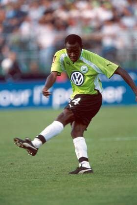 Charles Akonnor (Wolfsburg) beim Schuss Fußball 1. BL Herren Saison 2000 2001, VfL Wolfsburg Einzelbild VfL-Stadion Wolfsburg Dynamik,