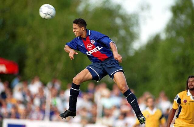 Überflieger Talal El Karkouri (PSG) beim Kopfball Fußball Herren Division 2000 2001, 1. Französische Liga, Paris St. Germain Einzelbild Orléans Dynamik, Höhe  