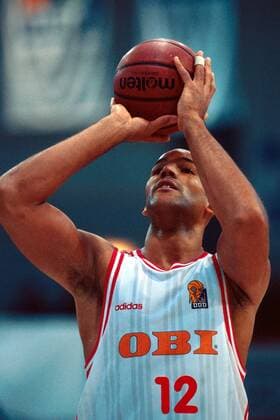Stephen Arigbabu (Deutschland) beim Freiwurf Basketball Länderspiel Herren Nations-Cup 1999 2000, Nationen, Turnier, Nationalmannschaft, Nationalteam, Nationaltrikot Einzelbild Wilhelm-Dopatka-Halle Leverkusen