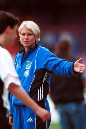 Doris Fitschen (Deutschland) weist den Weg Fußball Länderspiel Damen Jubiläumsturnier 2000, Frauen, Frauenfußball, Nationalmannschaft, Nationalteam, Einzelbild Frauennationalmannschaft, Piepenbrock-Stadion Osnabrück