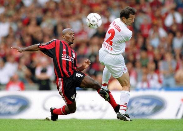 Zé Roberto (Leverkusen, li.) im Duell mit Jens Keller (Köln) Fußball 1. BL Herren Saison 2000 2001, 1. FC Köln - Bayer Leverkusen 1:1 Gruppe Müngersdorfer Stadion Köln Dynamik, Kampf