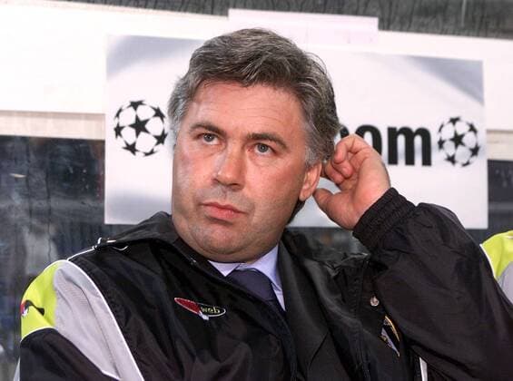 Trainer Carlo Ancelotti (Juve) nachdenklich Fußball EC 1 Herren Champions League 2000 2001, Gruppenspiel, Juventus Turin (Italien) Porträt Volksparkstadion Hamburg Nachdenklichkeit,