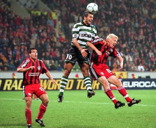 Andre Cruz (Sporting Lissabon, li.) im Kopfballduell mit Andreas Neuendorf (re.), daneben Paulo Rink (beide Bayer) Fußball EC 1 Herren Champions League 2000 2001, Gruppenspiel, Leverkusen - Sporting Lissabon (Portugal) 3:2 Gruppe BayArena Leverkusen Dynamik, Höhe, Kampf
