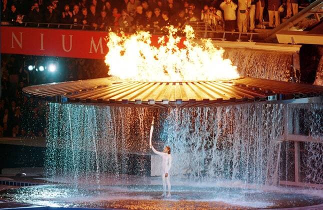 Cathy Freeman (Australien) entzündet das olympische Feuer bei der Eröffnungszeremonie OS Sommer Herren Olympische Sommerspiele 2000, Spiele, Olympia, Olympiade, Eröffnungsfeier, Eröffnungsveranstaltung Totale Stadium Australia Sydney, Fackelträger, Vneg  