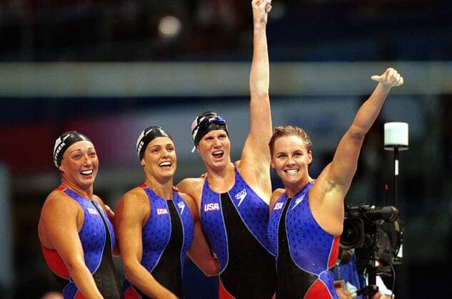 V. li.: Amy van Dyken, Dara Torres, Courtney Shealy und Jenny Thompson (alle USA) feiern den Olympiasieg ihrer 4 x 100m Freistil Staffel in Weltrekordzeit Schwimmen OS Sommer Damen Olympische Sommerspiele 2000, Olympia, Olympiade, Spiele, Schwimmsport, Schwimmstaffel Gruppe Aquatic Centre Sydney Freude,  