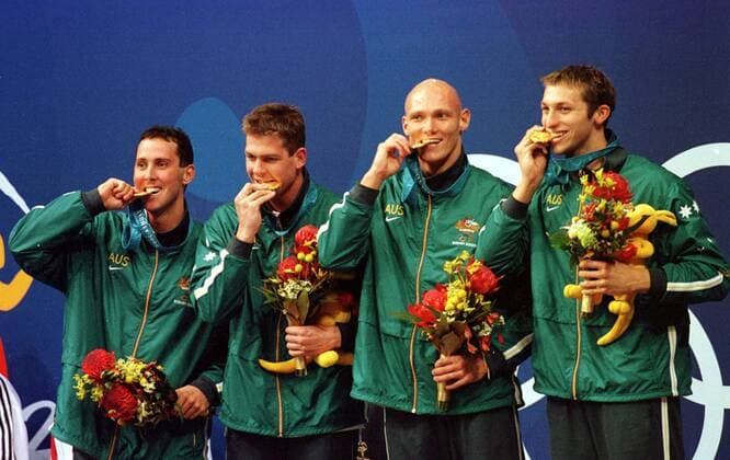 V. re.: Ian Thorpe, Michael Klim, Todd Pearson und William Kirby (alle Australien) prüfen die Echtheit ihrer Goldmedaillen, die sie für den Olympiasieg in der4 X 200m Freistil Staffel erhalten haben Schwimmen OS Sommer Herren Olympische Sommerspiele 2000, Olympia, Olympiade, Spiele, Schwimmsport Gruppe Aquatic Centre Sydney Komik, Freude,  