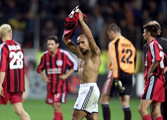 Roberto Carlos (Real Madrid) jubelt nach dem Sieg Fußball EC 1 Herren Champions League 2000 2001, Bayer Leverkusen - Real Madrid (Spanien) 2:3 Gruppe BayArena Leverkusen Freude,