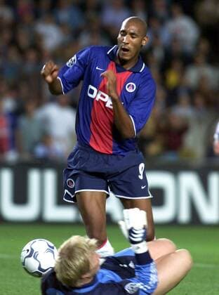 Nicolas Anelka (PSG) versucht an Torwart Oliver Kahn (Bayern) vorbeizukommen Fußball EC 1 Herren Champions League 2000 2001, Paris St. Germain - FC Bayern München 1:0, St.Germain Gruppe Parc des Princes, Prinzenpark Paris Dynamik, Kampf,