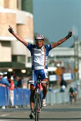 Jan Ullrich (Deutschland) jubelnd bei der Zieleinfahrt Radsport OS Sommer Herren Olympische Sommerspiele 2000, Spiele, Olympia, Olympiade, Radrennsport, Straße, Straßenradsport Einzelbild Cycling Road Course Sydney Begeisterung, Freude,