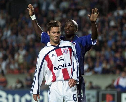 Michael Wiesinger (Bayern, li.) und Bernard Mendy (PSG) Fußball EC 1 Herren Champions League 2000 2001, Paris St. Germain - FC Bayern München 1:0 Gruppe Parc des Princes, Prinzenpark Paris