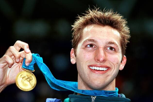 Ian Thorpe (Australien) präsentiert stolz seine Goldmedaille Schwimmen OS Sommer Herren Olympische Sommerspiele 2000, Olympia, Olympiade, Spiele, Schwimmsport, 400m Freistil, 400 m, Meter Porträt Aquatic Centre Sydney Freude,