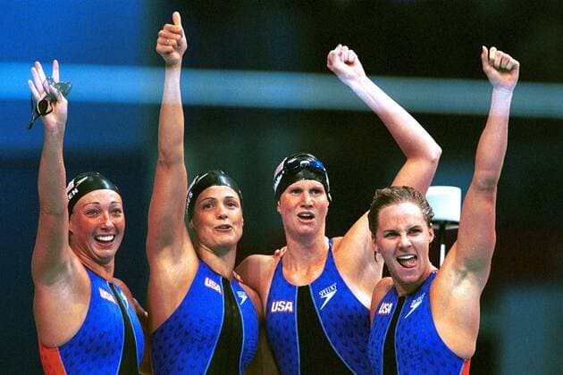 Amy van Dyken, Dara Torres, Courtney Shealy und Jenny Thompson (v.l., alle USA) reißen jubelnd die Arme hoch Schwimmen OS Sommer Damen Olympische Sommerspiele 2000, Olympia, Olympiade, Spiele, Schwimmsport, 4 x 100 m Freistil Staffel Gruppe Aquatic Centre Sydney Freude, Begeisterung