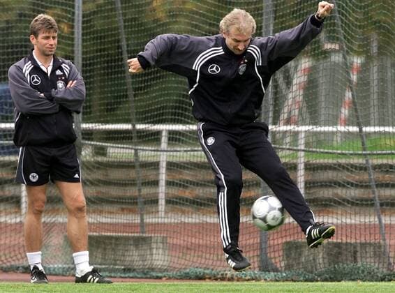 DFB-Teamchef Rudi Völler (re.) mit Kunststückchen am Ball, lächelnd beäugt von Co-Trainer Michael Skibbe (beide Deutschland) Fußball Länderspiel Herren Nationalmannschaftstraining 2000, Nationalmannschaft, Nationalteam, Training, Trainingslager Gruppe Heusenstamm Dynamik,
