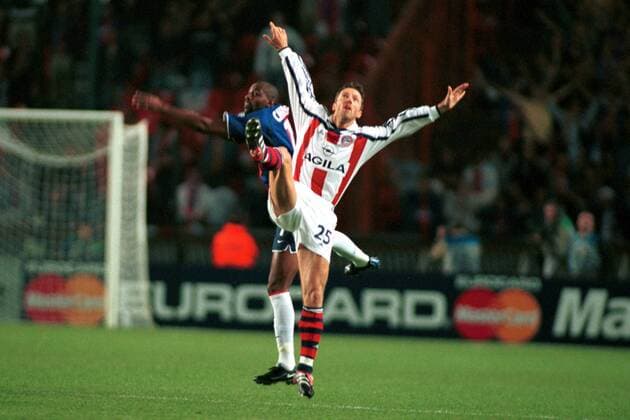 Thomas Linke (re., Bayern) und Christian Correa Dionisio (PSG) im Duell Fußball EC 1 Herren Champions League 2000 2001, Paris St. Germain - FC Bayern München 1:0, St.Germain Gruppe Parc des Princes, Prinzenpark Paris Dynamik, Kampf,