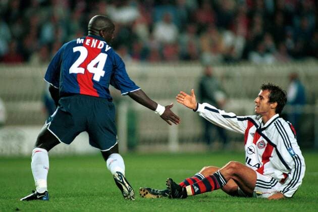 Bernard Mendy (li., PSG) hilft Mehmet Scholl (Bayern) auf die Beine Fußball EC 1 Herren Champions League 2000 2001, Paris St. Germain - FC Bayern München 1:0, St.Germain Gruppe Parc des Princes, Prinzenpark Paris Harmonie Kameradschaft