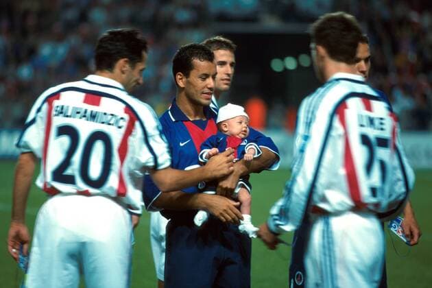 Ali Benarbia (PSG) präsentiert den Bayern stolz sein Kind vor Spielbeginn Fußball EC 1 Herren Champions League 2000 2001, Paris St. Germain - FC Bayern München 1:0, St.Germain Gruppe Parc des Princes, Prinzenpark Paris Freude,