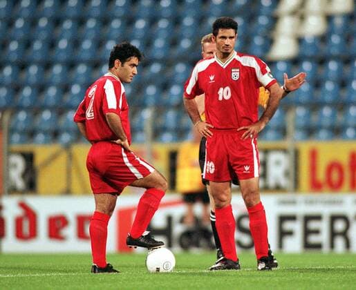 Mehdi Mahdavikia (li.) und Ali Daei (beide Iran) beim Anstoß Fußball Länderspiel Herren Testspiel 2000, Test, Bochum - Iran 0:2, Nationalmannschaft, Nationalteam, Nationaltrikot Gruppe Ruhrstadion Bochum