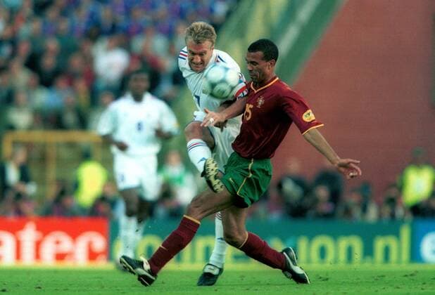 Didier Deschamps (Frankreich, li.) im Duell mit Costinha (Portugal) Fußball EM Herren Europameisterschaft 2000, Länderspiel, Halbfinale, Nationalmannschaft, Nationalteam, Nationaltrikot Gruppe König-Baudouin-Stadion Brüssel Dynamik, Kampf,