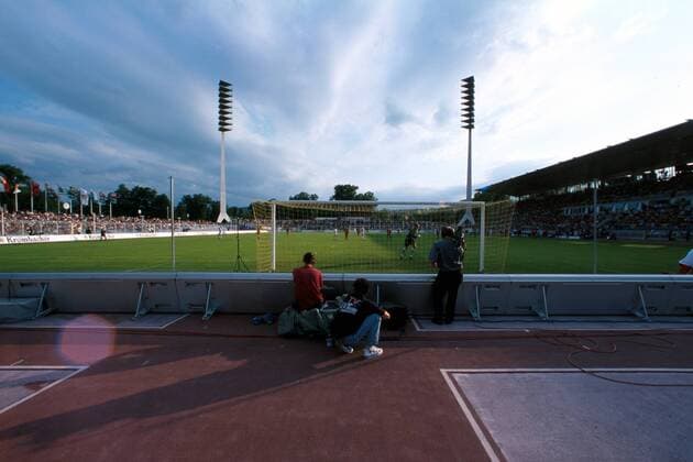 Das Ernst-Abbe-Stadion während des Ligapokalspiels 1. FC Kaiserslautern - Bayer 04 Leverkusen Fußball 1. BL Herren Saison 1999 2000, Carl Zeiss Jena Totale Ernst-Abbé-Sportfeld Jena