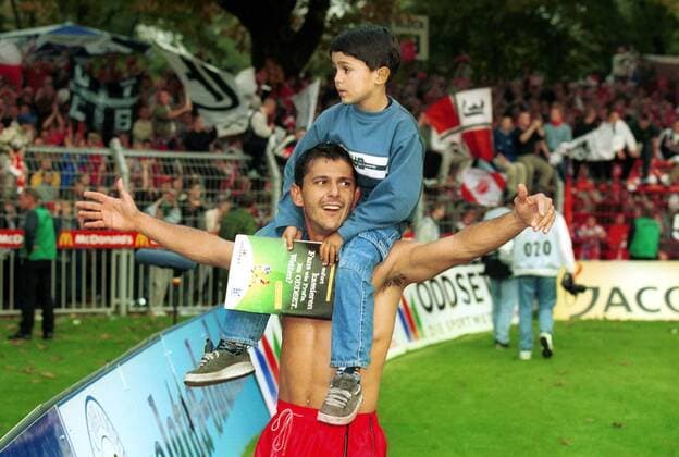 Franklin Bitencourt (Cottbus) freut sich mit seinem Sohn Leonardo Fußball 1. BL Herren Saison 2000 2001, FC Energie Cottbus Gruppe Stadion der Freundschaft Cottbus Glück, Harmonie Freude,