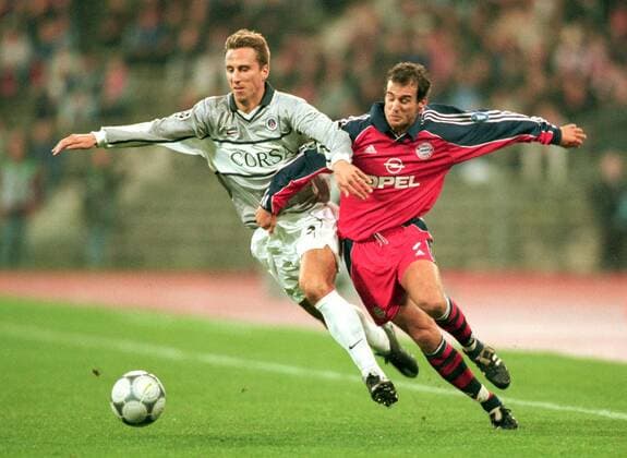Mehmet Scholl (Bayern, re.) im Duell mit Frederic Dehu (PSG) Fußball EC 1 Herren Champions League 2000 2001, FC Bayern München - Paris St. Germain (Frankreich) 2:0, St.Germain Gruppe Olympiastadion München Dynamik, Kampf,