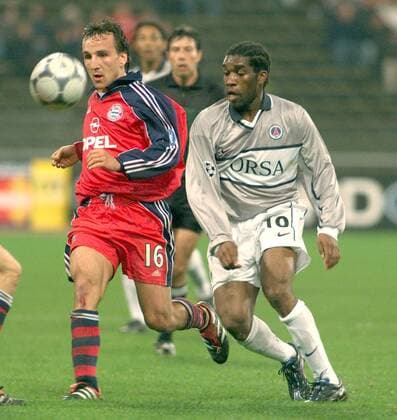 Jens Jeremies (li., Bayern) vor Augustine Okocha (PSG) am Ball Fußball EC 1 Herren Champions League 2000 2001, FC Bayern München - Paris Saint Germain (Frankreich) 2:0, St. Gruppe München Dynamik,